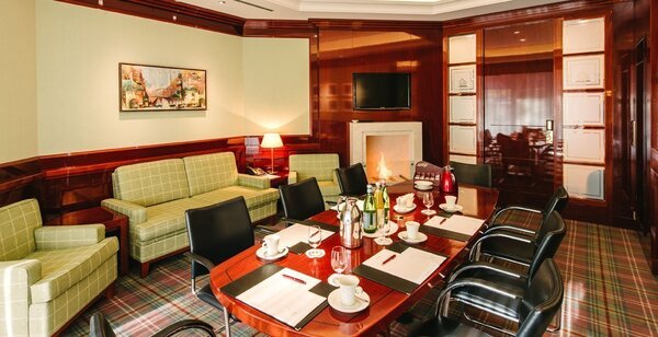 Aufnahme des Konferenzraumes Kaminzimmer im Grand Elysée Hotel Hamburg