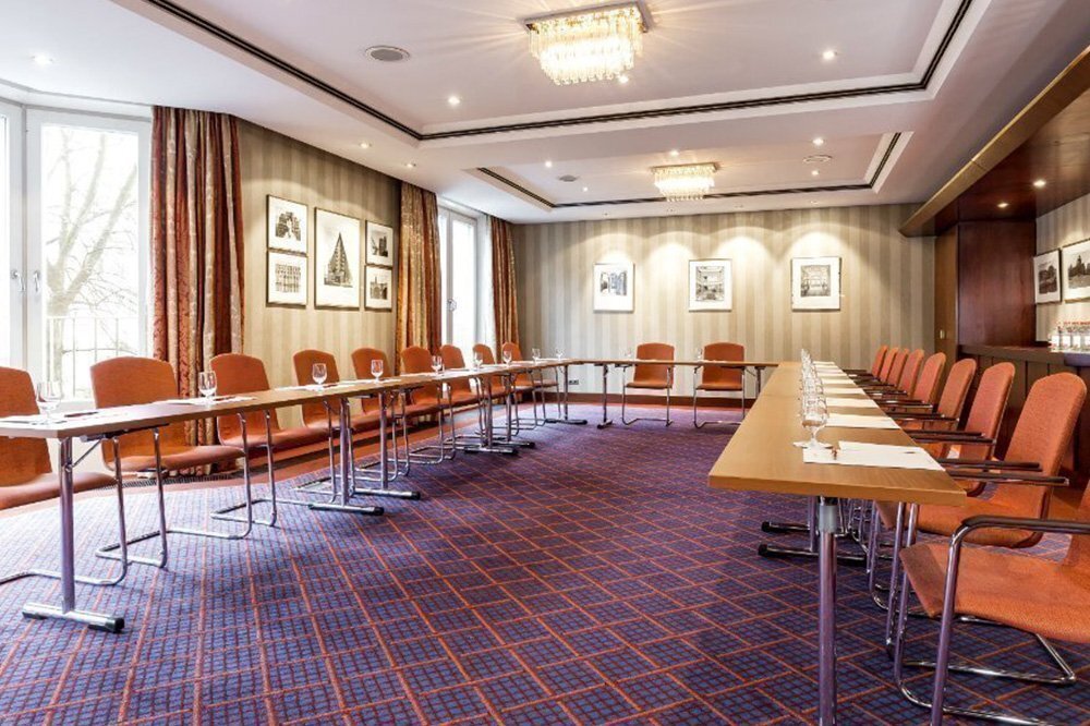Innenaufnahme des Veranstaltungsraum "Hamburg" ausgestattet mit vielfältigen Kunstwerken und zahlreichen Sitzplätzen