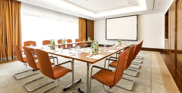 Veranstaltungs- und Tagungsraum "Pine Room" mit Getränken und zahlreichen Sitzplätzen angeordnet in U-Form