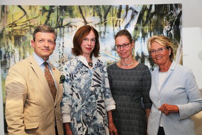3 Damen und ein Herr vor einem Gemälde in der Kunstaustellung Bormann Schröder in Hamburg