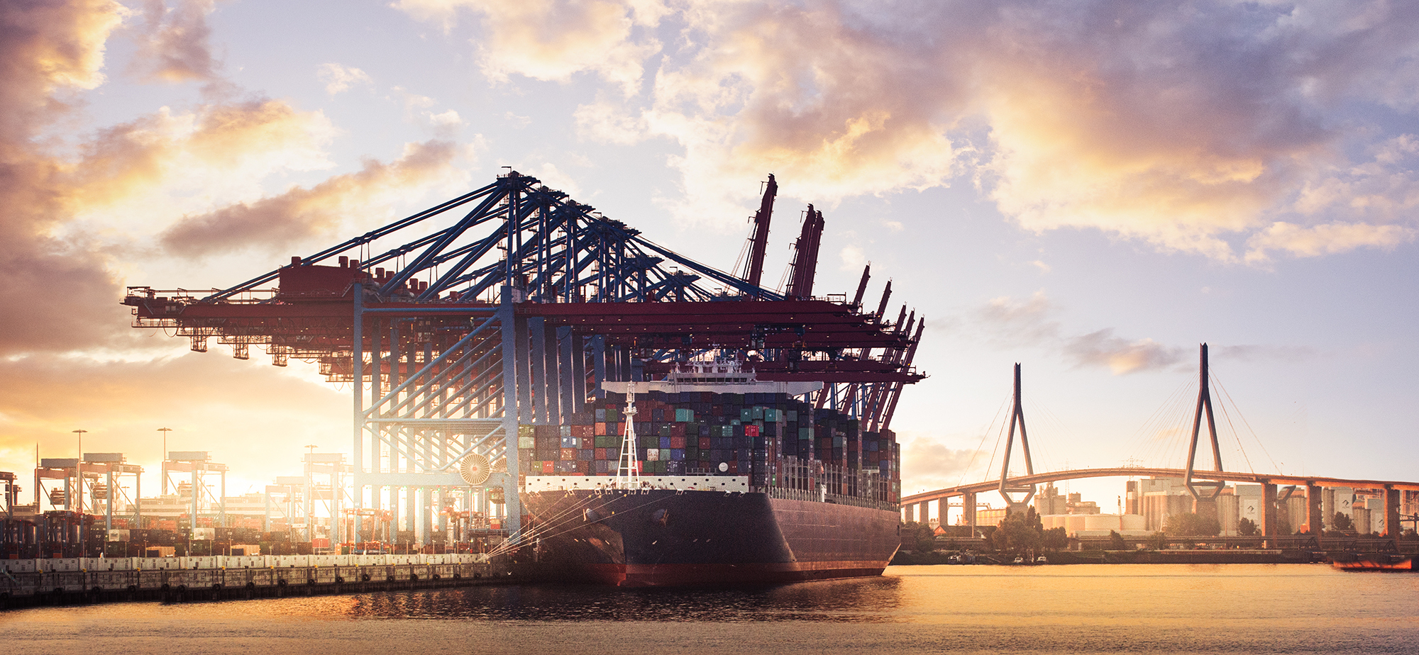 Hamburger Hafen bei Sonnenaufgang