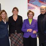 Die Künstlerinnen einer Ausstellung im Grand Elysee Hamburg vor ihrem Gemälde