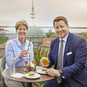 Christina Block und Andre Vedovelli auf der Dachterrasse der Top Seven Bar in Hamburg