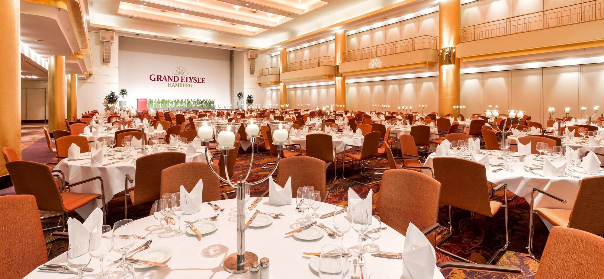 Festlich eingedeckter Ballsaal im Grand Elysee