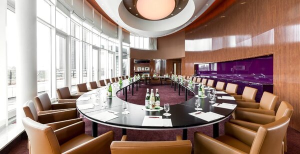 Riesiger Meetingraum mit Ovalem Tisch und Bestuhlung