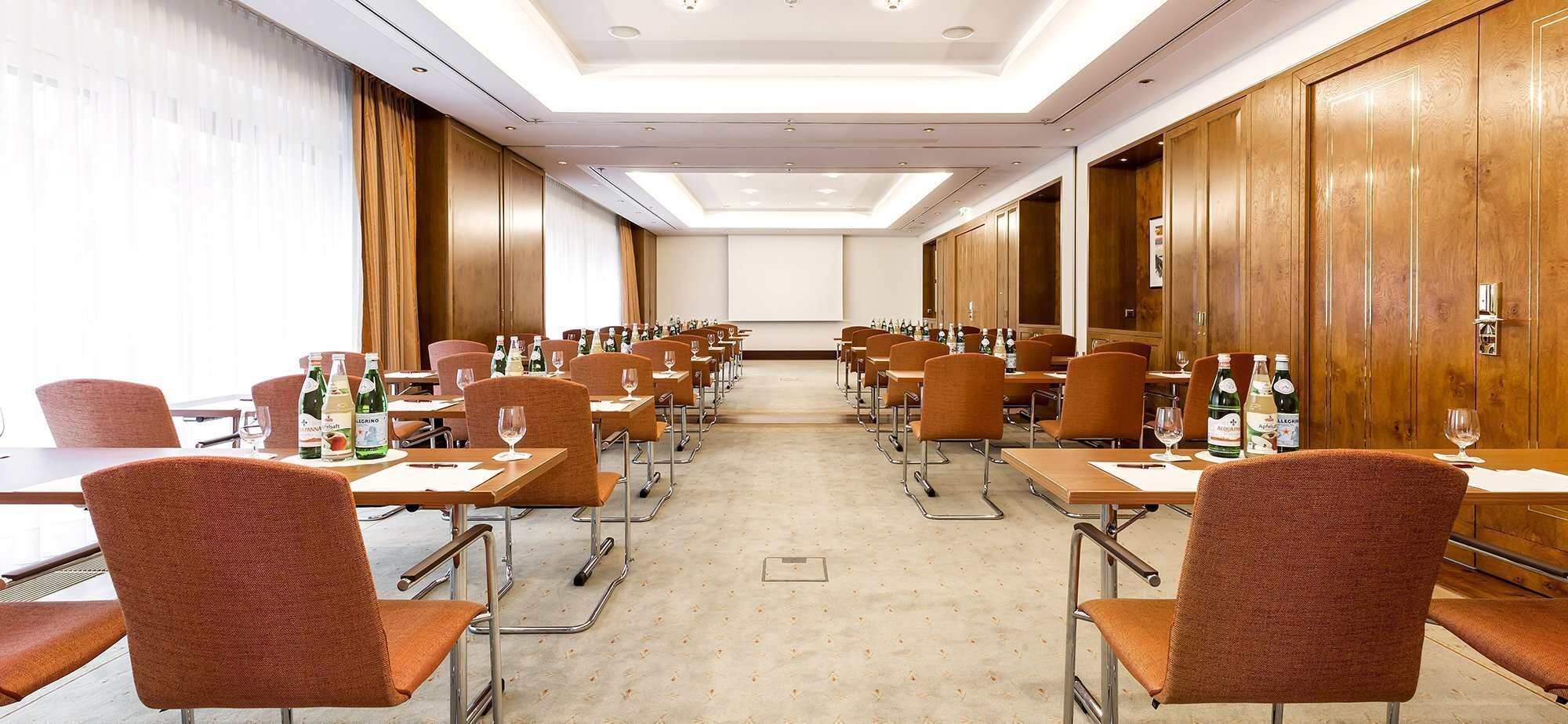 Zweierreihen in einem großem hellen Konferenzraum im Grand Elysee Hamburg
