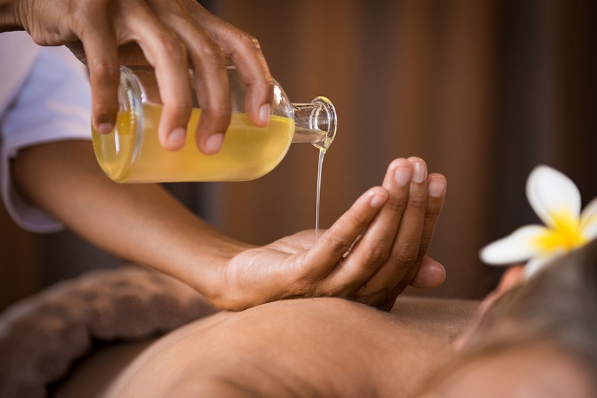 Aufnahme von Öl für eine Massage in Hamburg 