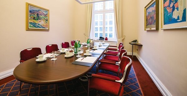 Der kleinere Tagungsraum Dammtor mit klassischer Einrichtung, ideal für Besprechungen und Intensivschulungen