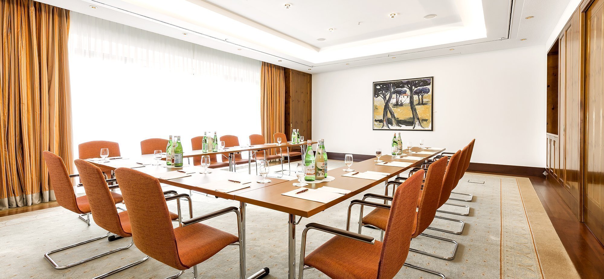 Schlichter hufeisenförmiger Konferenztisch im Grand Elysee