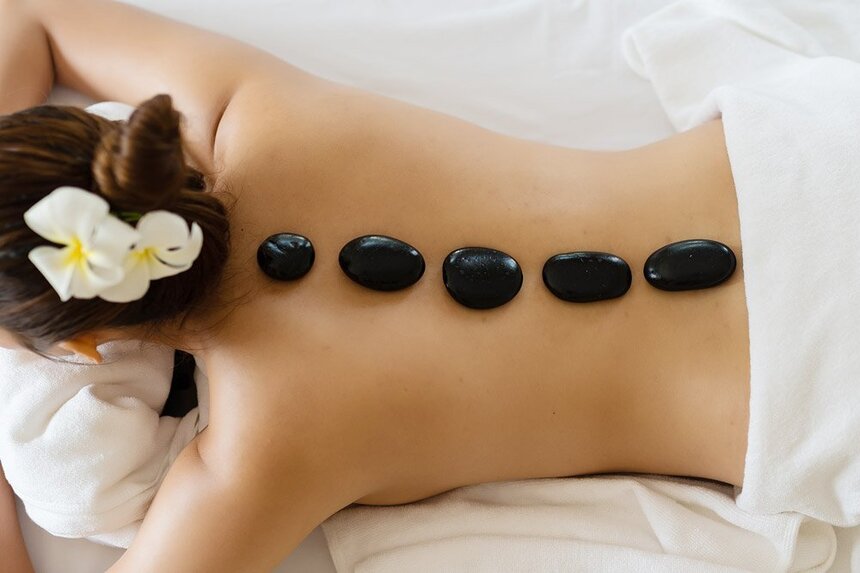 Frau während der Hotstone Massage