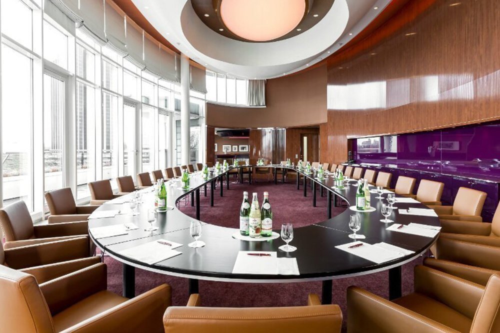Der lichtdurchflutete "Oval-Office" Tagungsraum in Hamburg im Hotel Grand Elysée für bis zu 50 Personen mit einem großen, oval förmigen Tisch mit Ledersesseln 