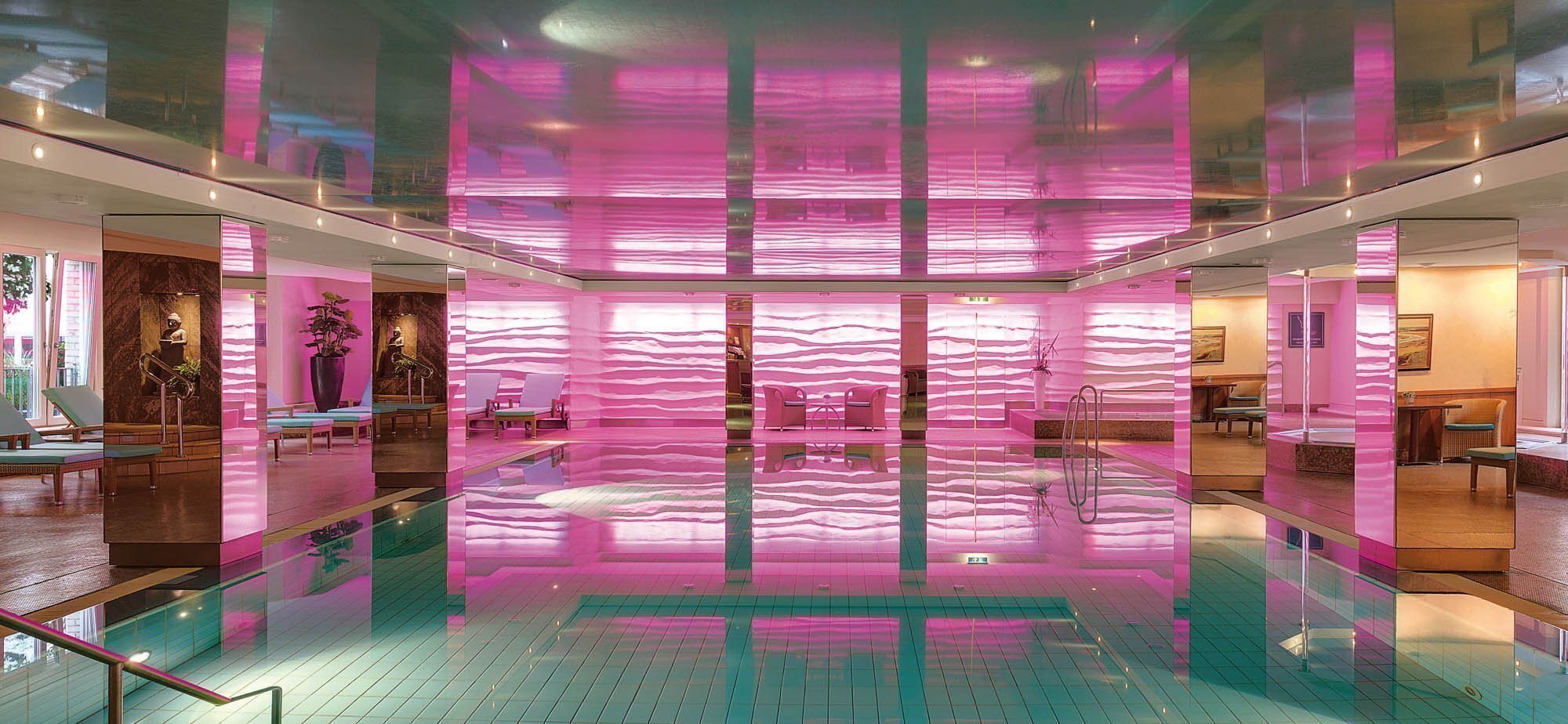 Pool des Grand Elysee mit lila Beleuchtung im Hintergrund des Wassers