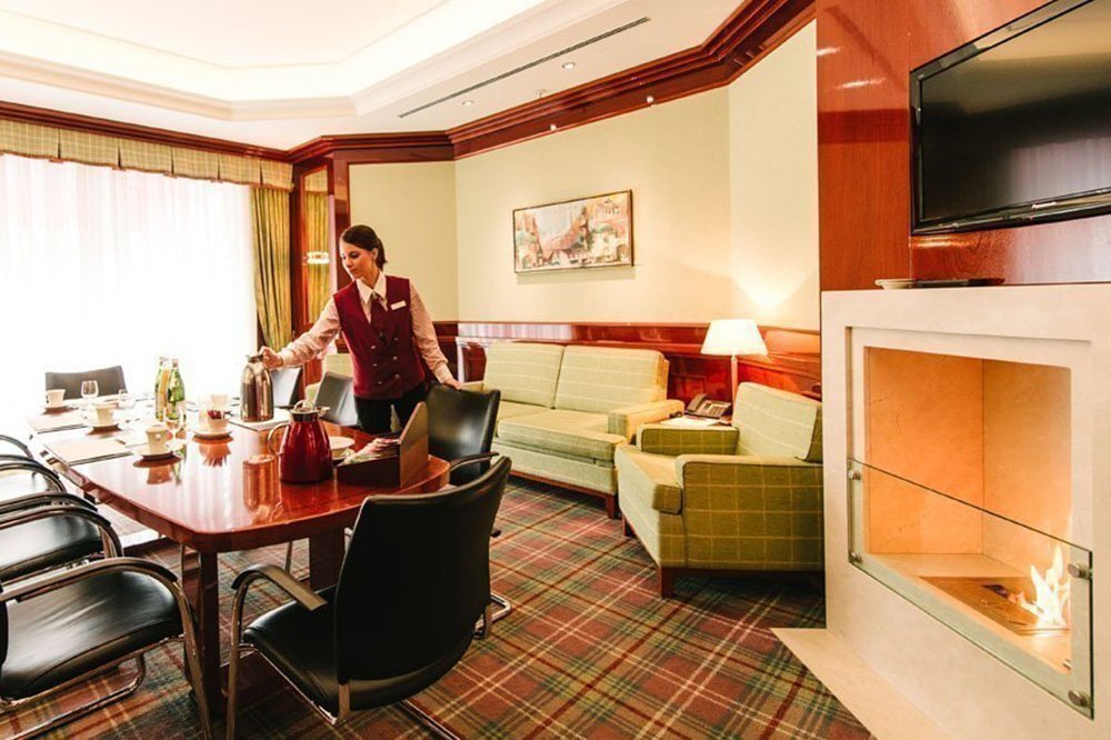 Gemütlicher Tagungsraum "Kaminzimmer" mit Kamin und Getränkeservice im Hotel Grand Elyseé in Hamburg 