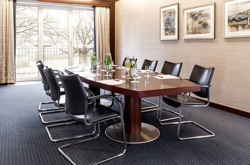 Der Tagungsraum Boardroom für kleine Gesprächsrunden, Besprechungen und Intensivschulungen mit bodentiefen Fenstern  