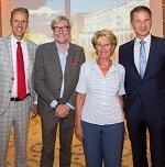 Gruppenbild bei der Vernissage "Ölbilder in Spachteltechnik" von Stefan Dobritz und Peter Witt im Grand Elysée in Hamburg