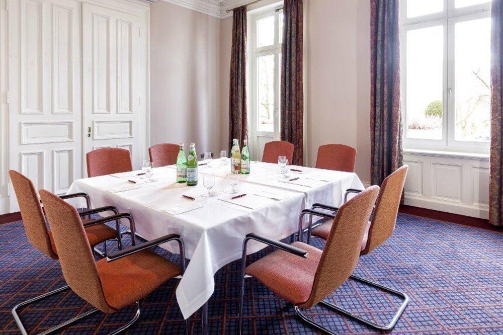 Tagungsraum "Poesldorf" in Hamburg im Jugendstil mit hohen Decken, blauem Teppich und Meetingtisch