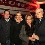 Familie Block beim traditionellen Neujahrspunsch unter dem Vordach des Hotel Grand Elysée in Hamburg