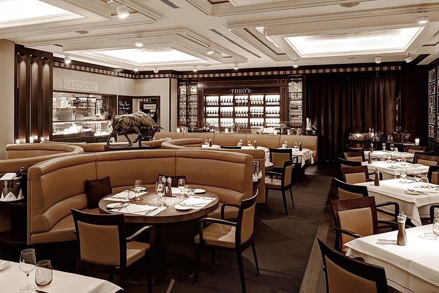 Edles Steakrestaurant des Grand Elysée mit braunen Möbeln
